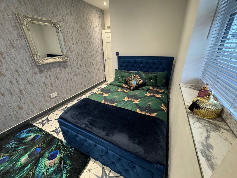 Gloucester - Apartment - Sleeps 2 - Parking - 97ws Apartment 13