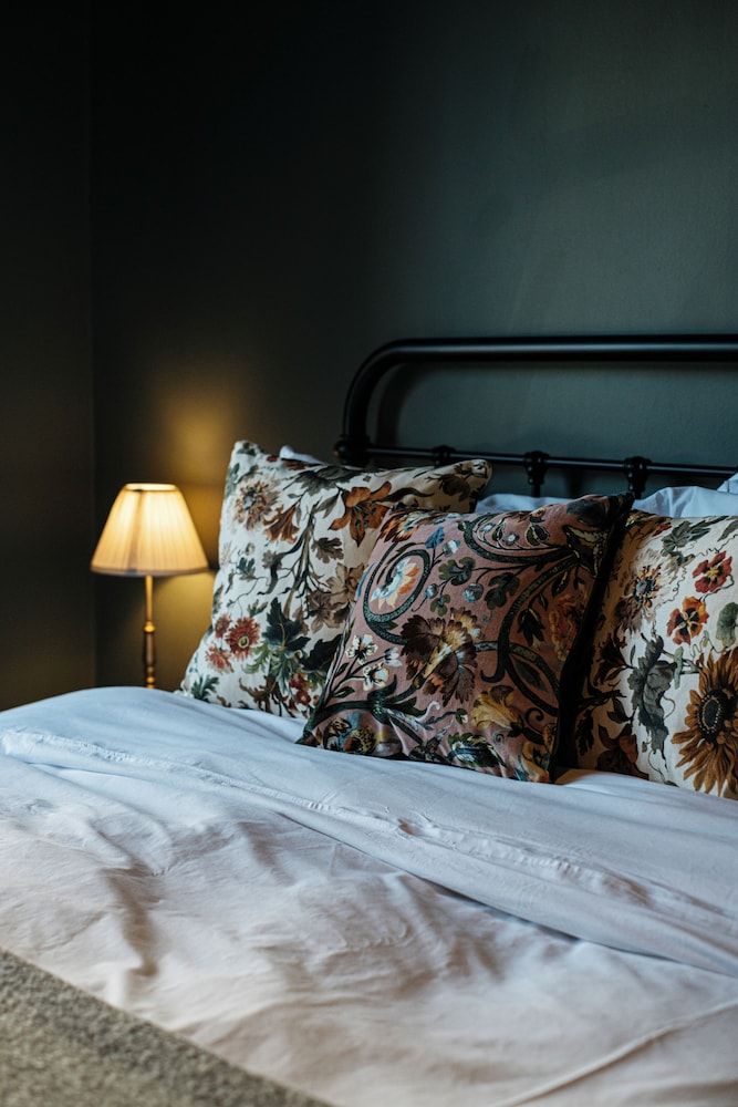 The Doghouse Inn Basic Double Room, 1 King Bed, Non Smoking, Private Bathroom 4