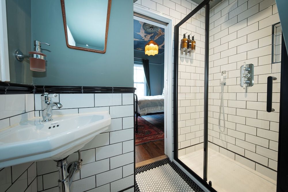 The Doghouse Inn Basic Double Room, 1 King Bed, Non Smoking, Private Bathroom 8