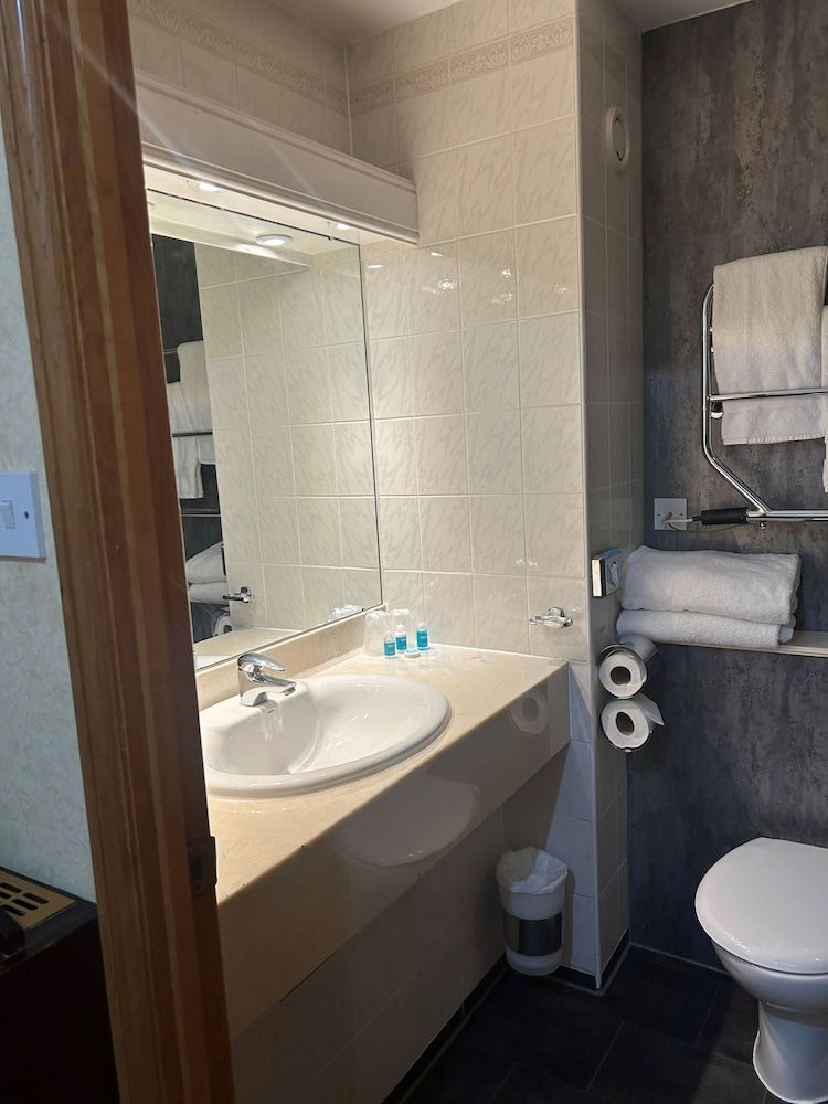 Urban Hotel Grantham Standard Twin Room, Ensuite 3