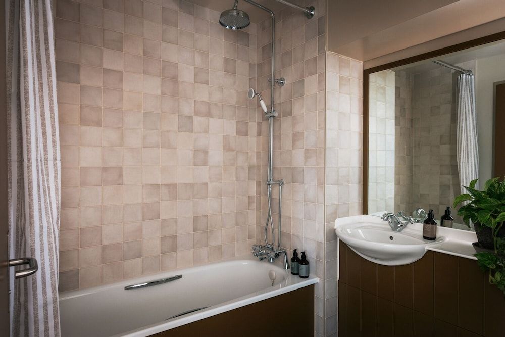 THE  HIDE Family Quadruple Room 3