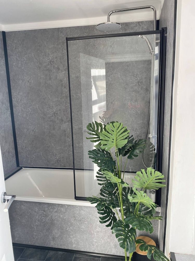 Modern Townhouse-free Parking-game Room-w-ifi House, 2 Bedrooms, Fireplace, Garden View 10