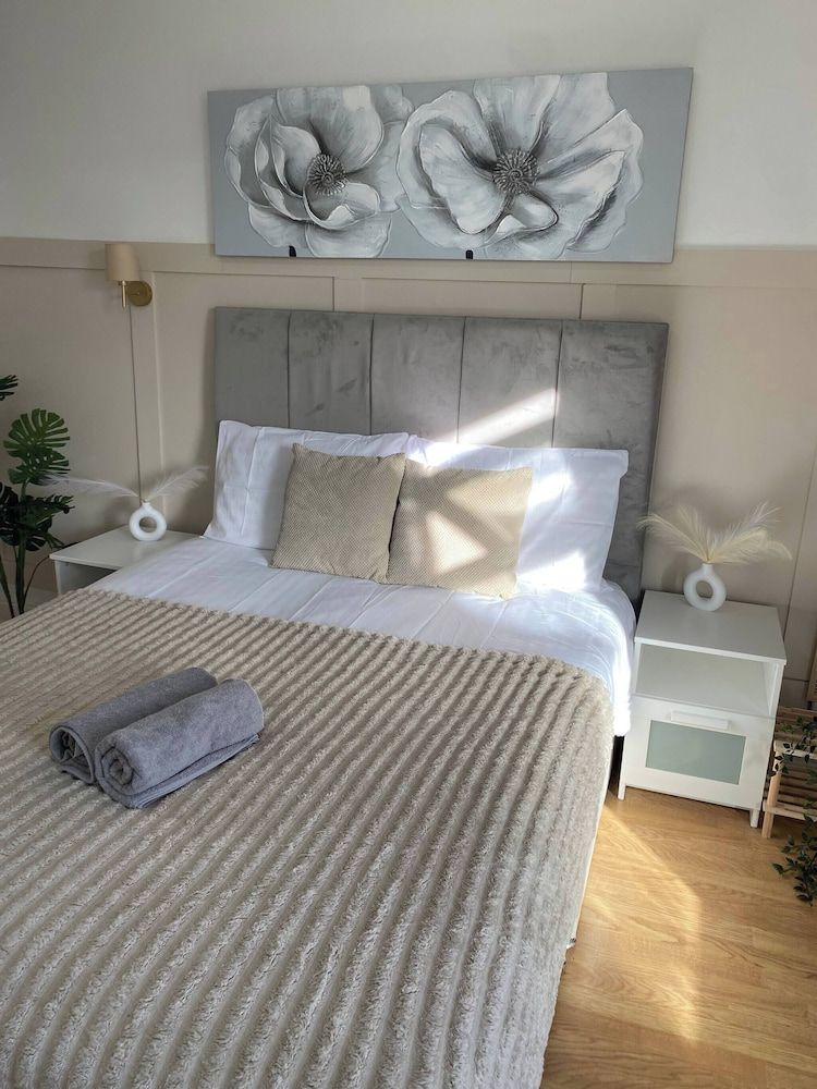 Modern Townhouse-free Parking-game Room-w-ifi House, 2 Bedrooms, Fireplace, Garden View 7