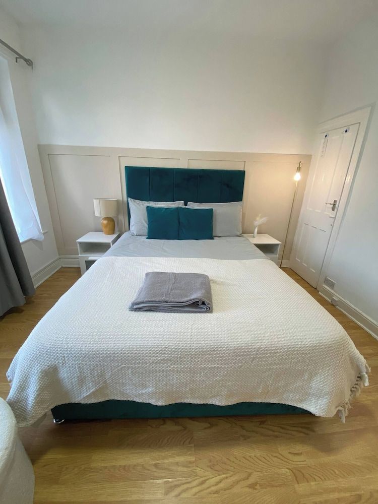 Modern Townhouse-free Parking-game Room-w-ifi House, 2 Bedrooms, Fireplace, Garden View 4