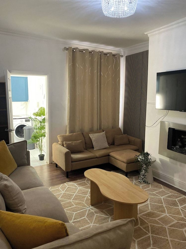 Modern Townhouse-free Parking-game Room-w-ifi House, 2 Bedrooms, Fireplace, Garden View 16