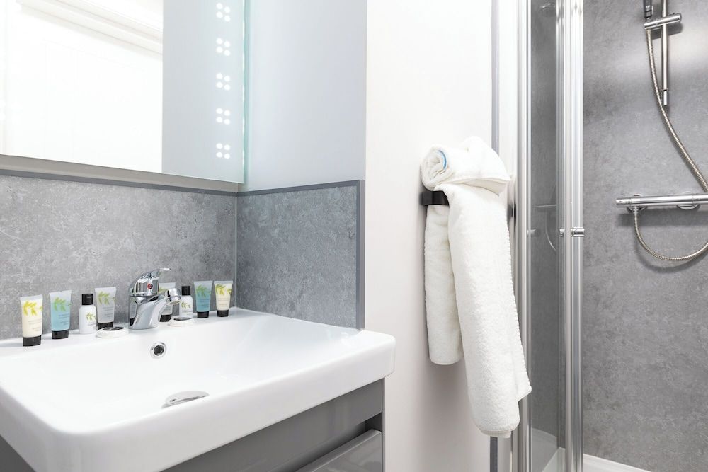 The Clarence Gardens Hotel, BW Signature Collection Classic Room, Multiple Beds, Non Smoking (Walk-in Shower) 5