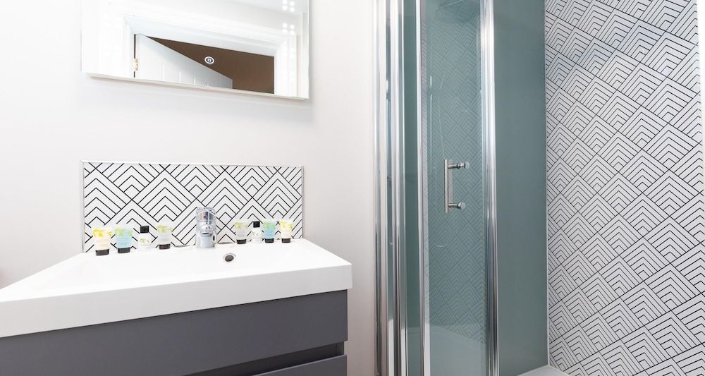 The Clarence Gardens Hotel, BW Signature Collection Standard Room, 1 Double Bed, Non Smoking, Sea View (Cozy Room;Walk-in Shower) 5