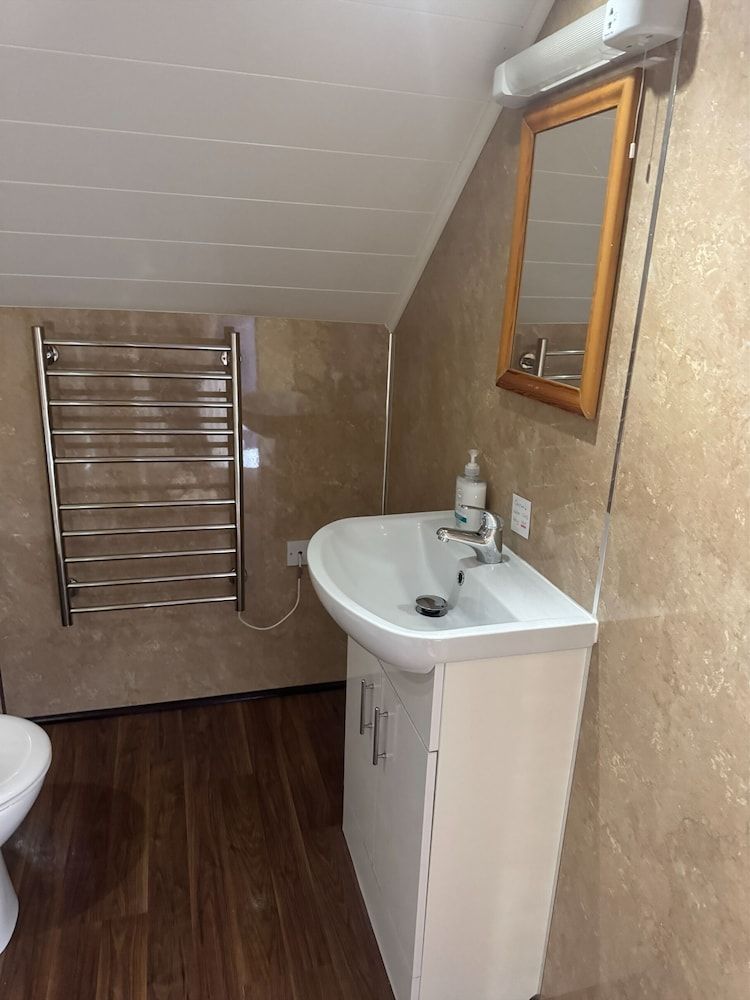 Hillside Hotel & Restaurant Standard Twin Room 4