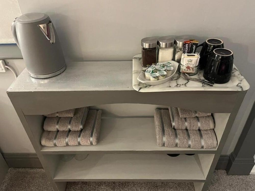 WILLOW RIDGE - a large country house with 3 rental rooms King (Orchid) Room, Countryside View, Non Smoking 9