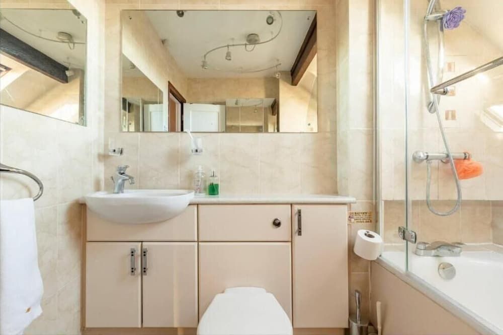 WILLOW RIDGE - a large country house with 3 rental rooms King (Orchid) Room, Countryside View, Non Smoking 7