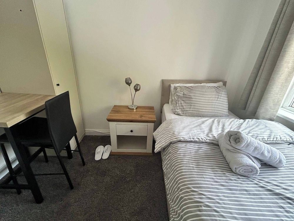 Cosy 3-bed Retreat - Garden, Parking & Bbq House 7