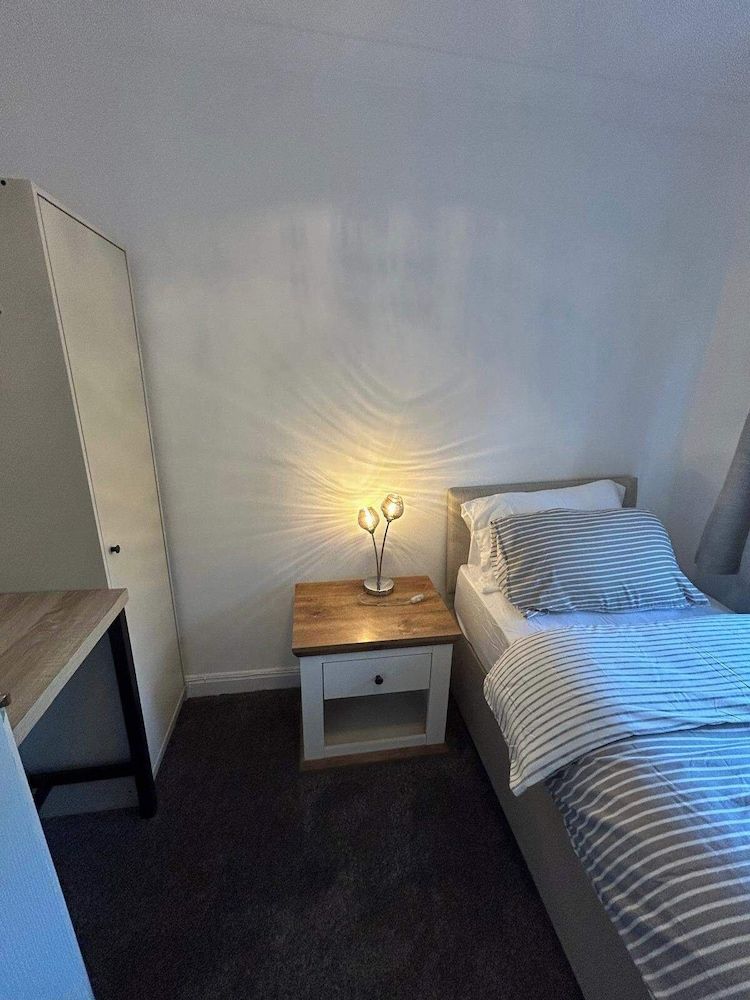 Cosy 3-bed Retreat - Garden, Parking & Bbq House 6