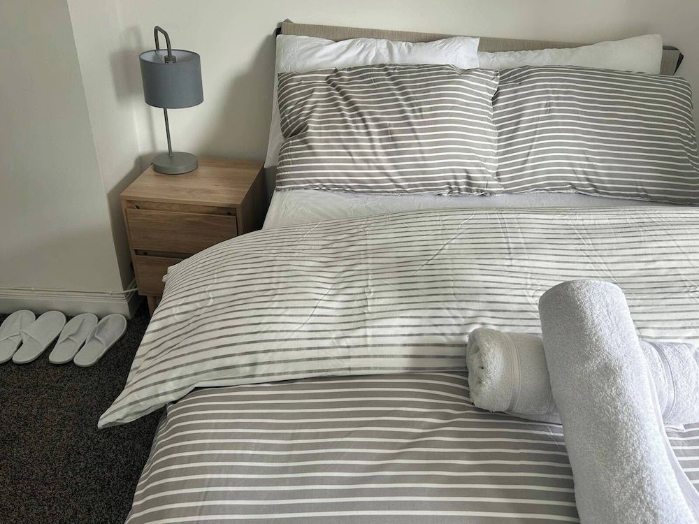 Cosy 3-bed Retreat - Garden, Parking & Bbq House 8