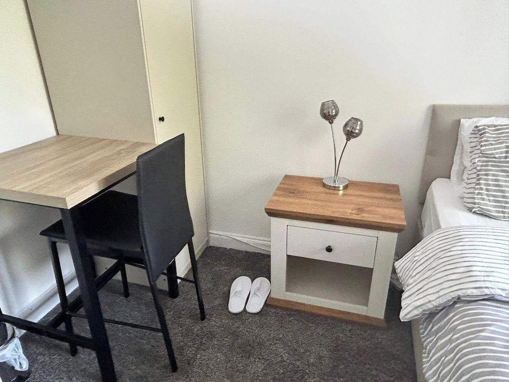 Cosy 3-bed Retreat - Garden, Parking & Bbq House 11