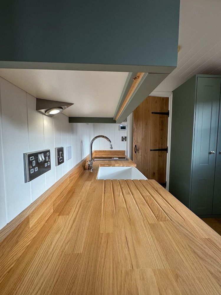 Luxury Shepherds Hut Near Glamorgan Coast Cabin 17