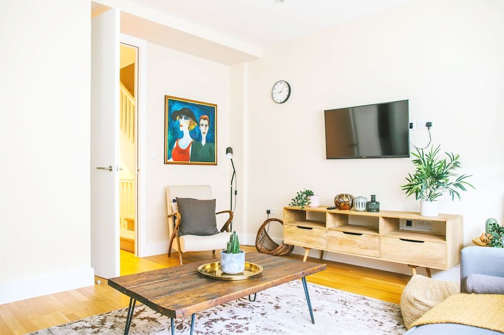 Accomodo London South Kensington - Elegant 3 Bedroom Apartments near Museums Apartment, Courtyard View 24