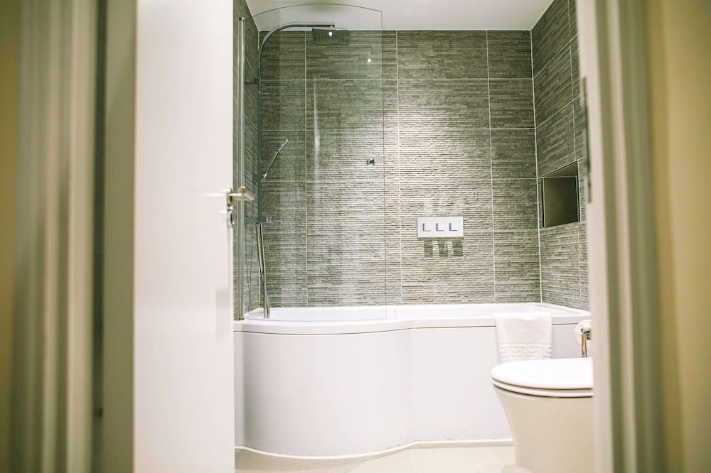 Accomodo London South Kensington - Elegant 3 Bedroom Apartments near Museums Apartment, Courtyard View 14