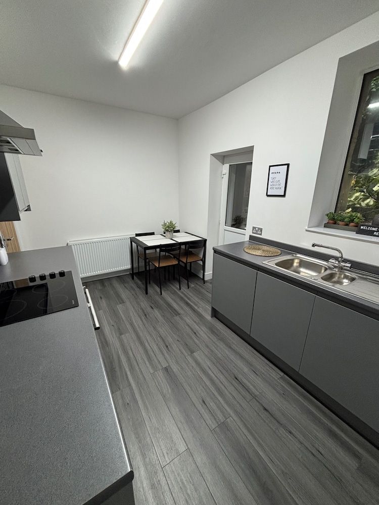 Shawforth - 2 Beds - Sleeps 4 - Street Parking