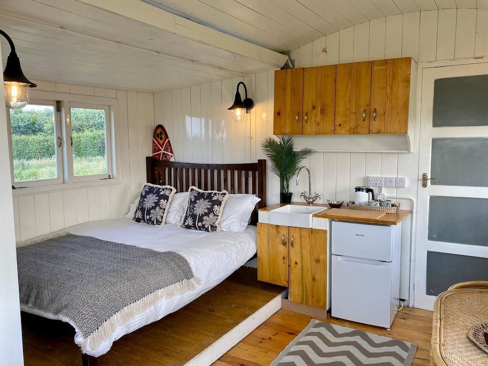 Deluxe Cabin, Lake View