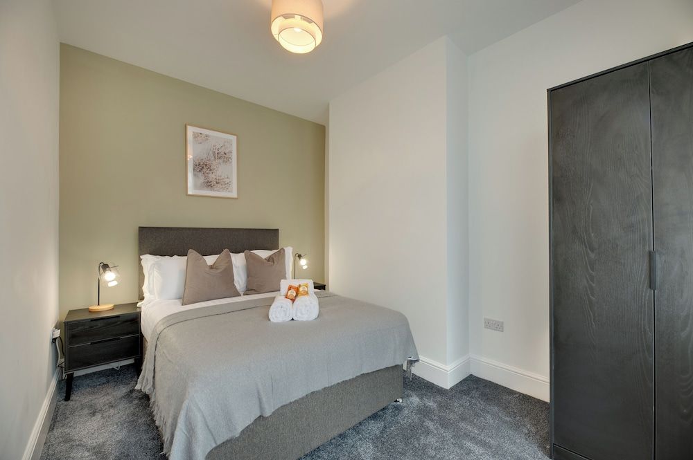 Room, City View
