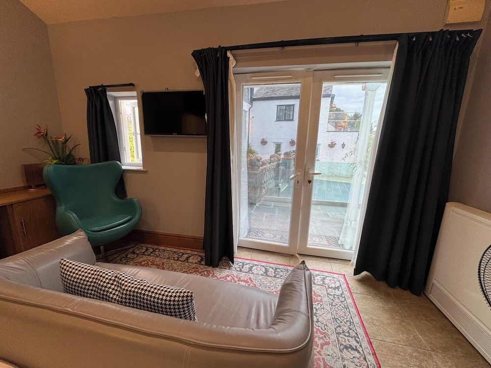 Ambleside Rooms & Suites Deluxe Studio Suite, Patio, Courtyard View 22