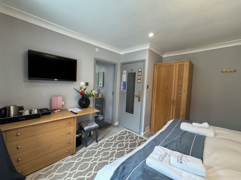 Ambleside Rooms & Suites Deluxe Twin with Walk-in Shower 2