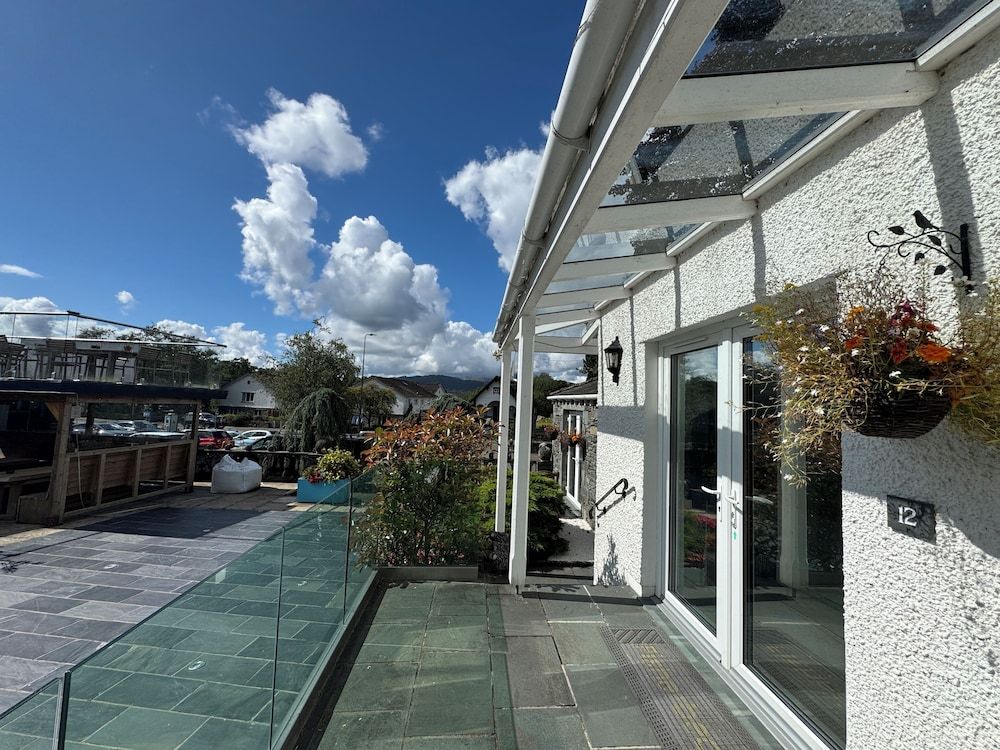 Ambleside Rooms & Suites Deluxe Studio Suite, Patio, Courtyard View 10