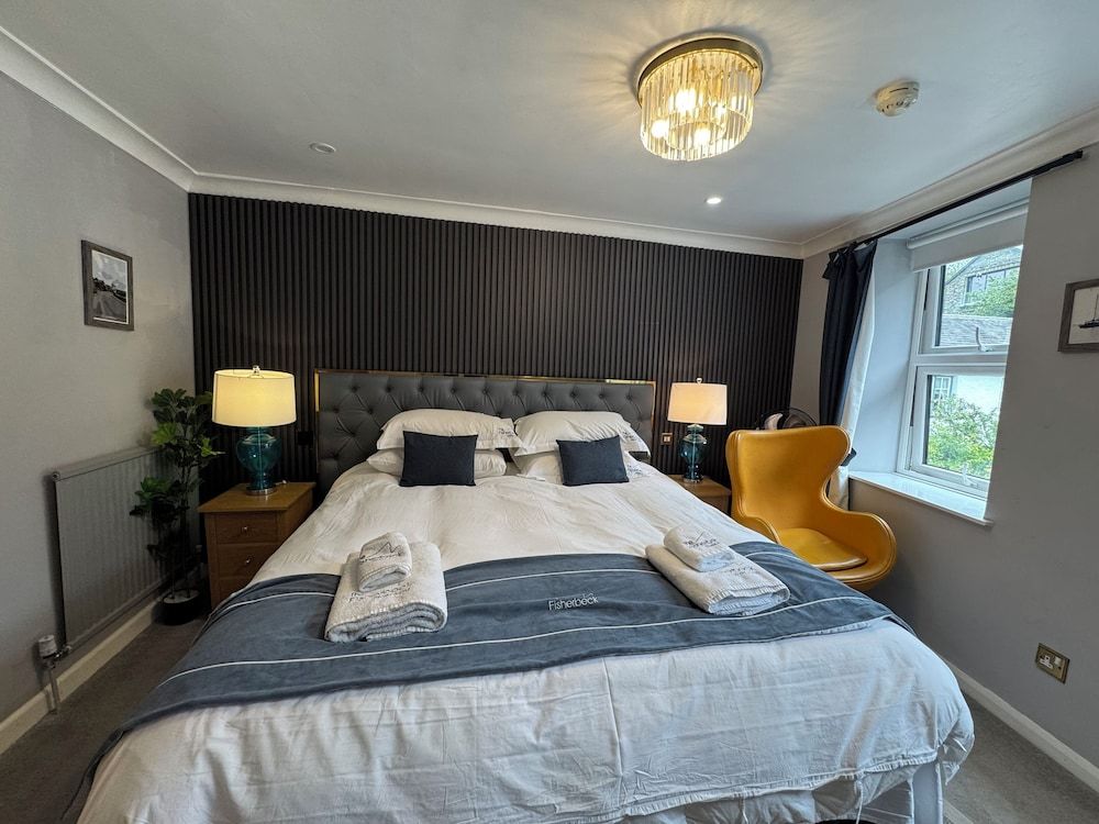 Ambleside Rooms & Suites Deluxe Twin with Walk-in Shower 3