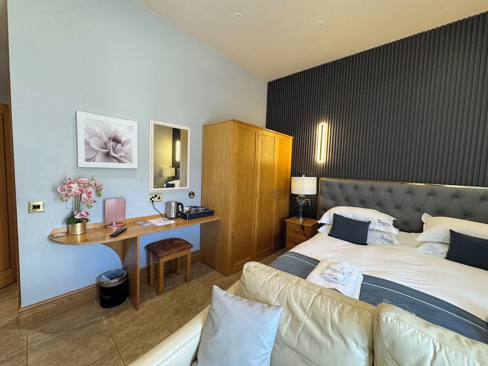 Ambleside Rooms & Suites Deluxe Studio Suite, Patio, Courtyard View 4