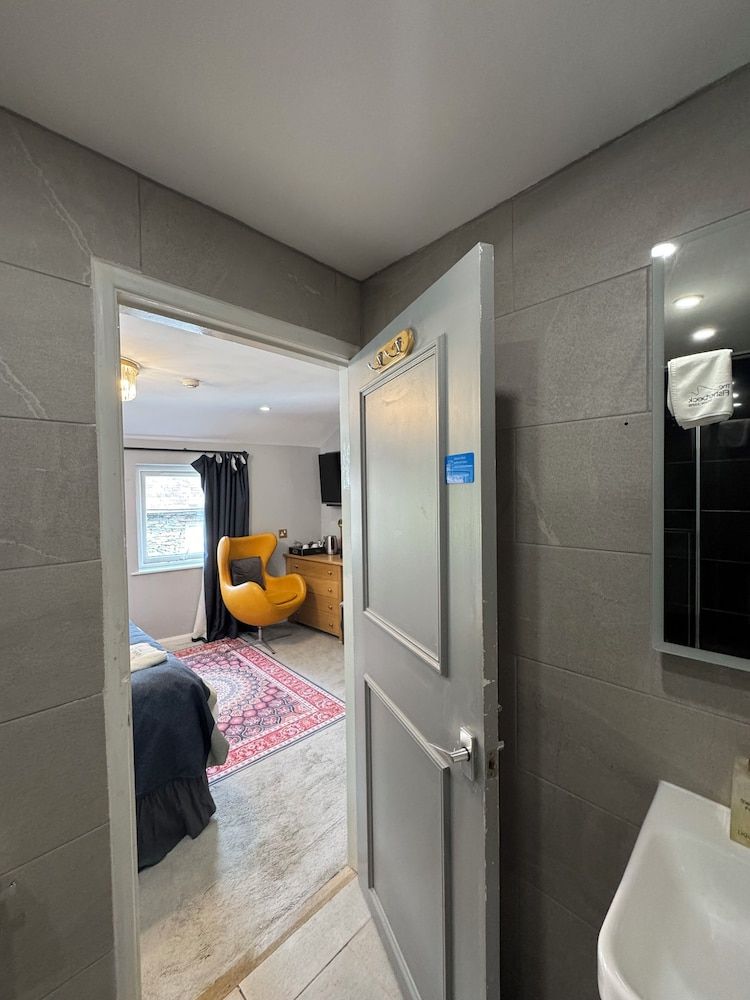 Ambleside Rooms & Suites Deluxe Twin with Walk-in Shower 8
