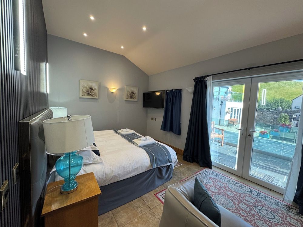 Ambleside Rooms & Suites Deluxe Studio Suite, Patio, Courtyard View 8