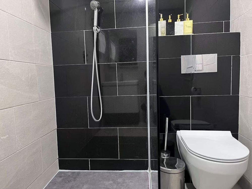 Ambleside Rooms & Suites Deluxe Twin with Walk-in Shower 7