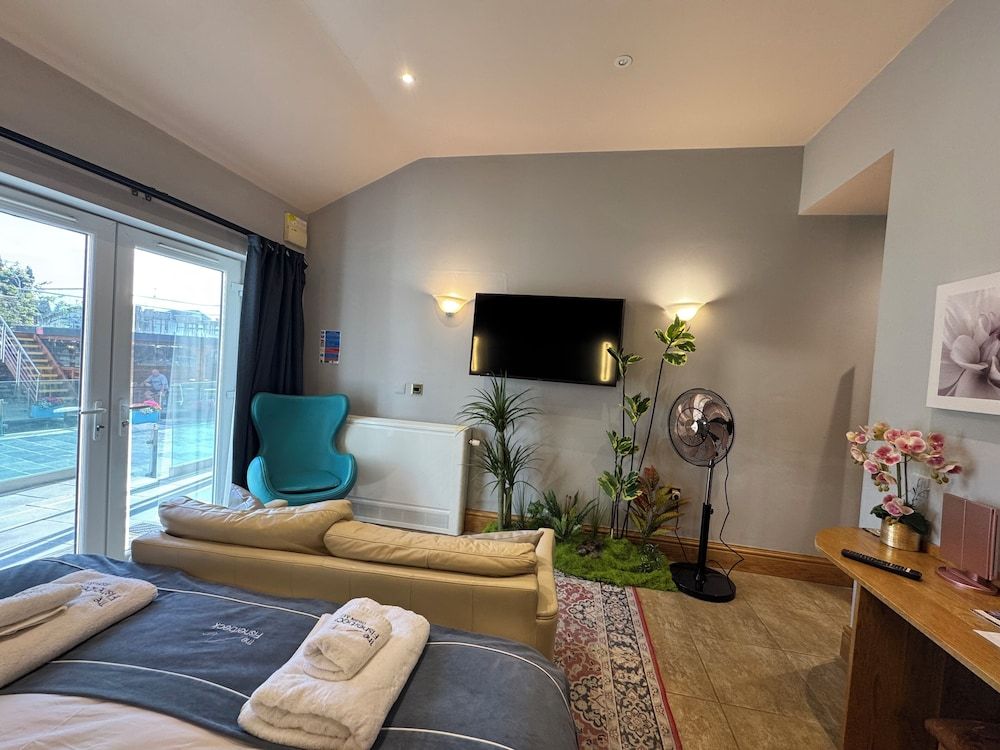 Ambleside Rooms & Suites Deluxe Studio Suite, Patio, Courtyard View 21