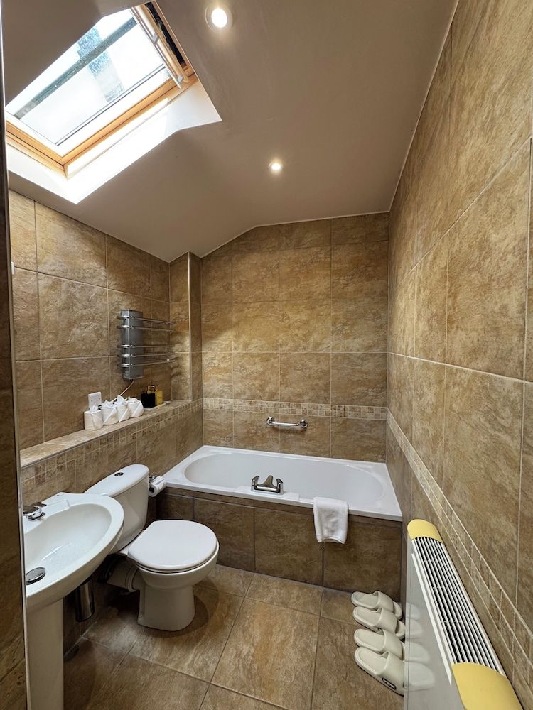 Ambleside Rooms & Suites Deluxe Studio Suite, Patio, Courtyard View 13