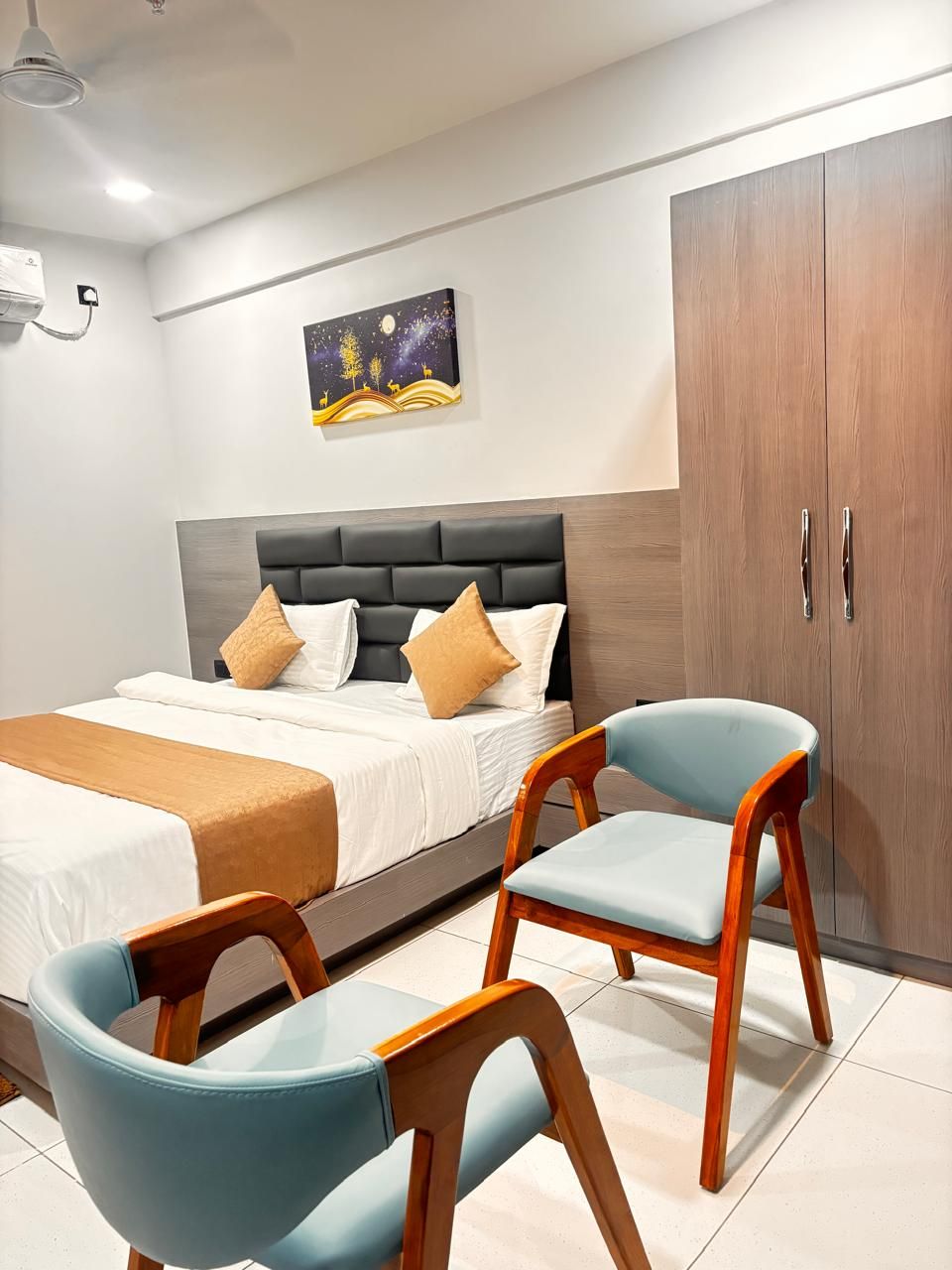 Hotel Bluzill Vadodara Deluxe Room