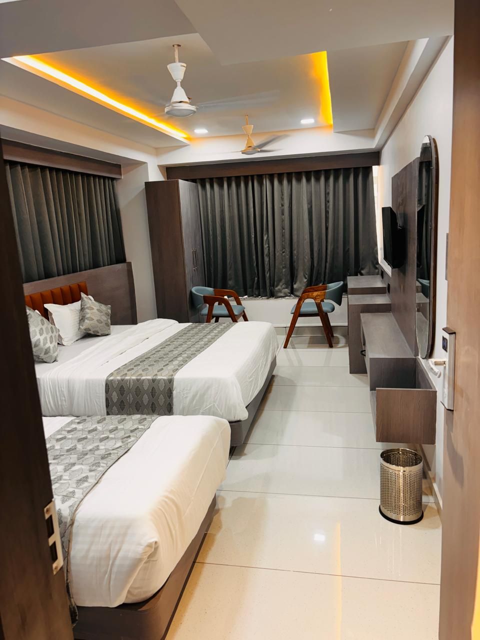 Hotel Bluzill Vadodara Three Bed Room 3