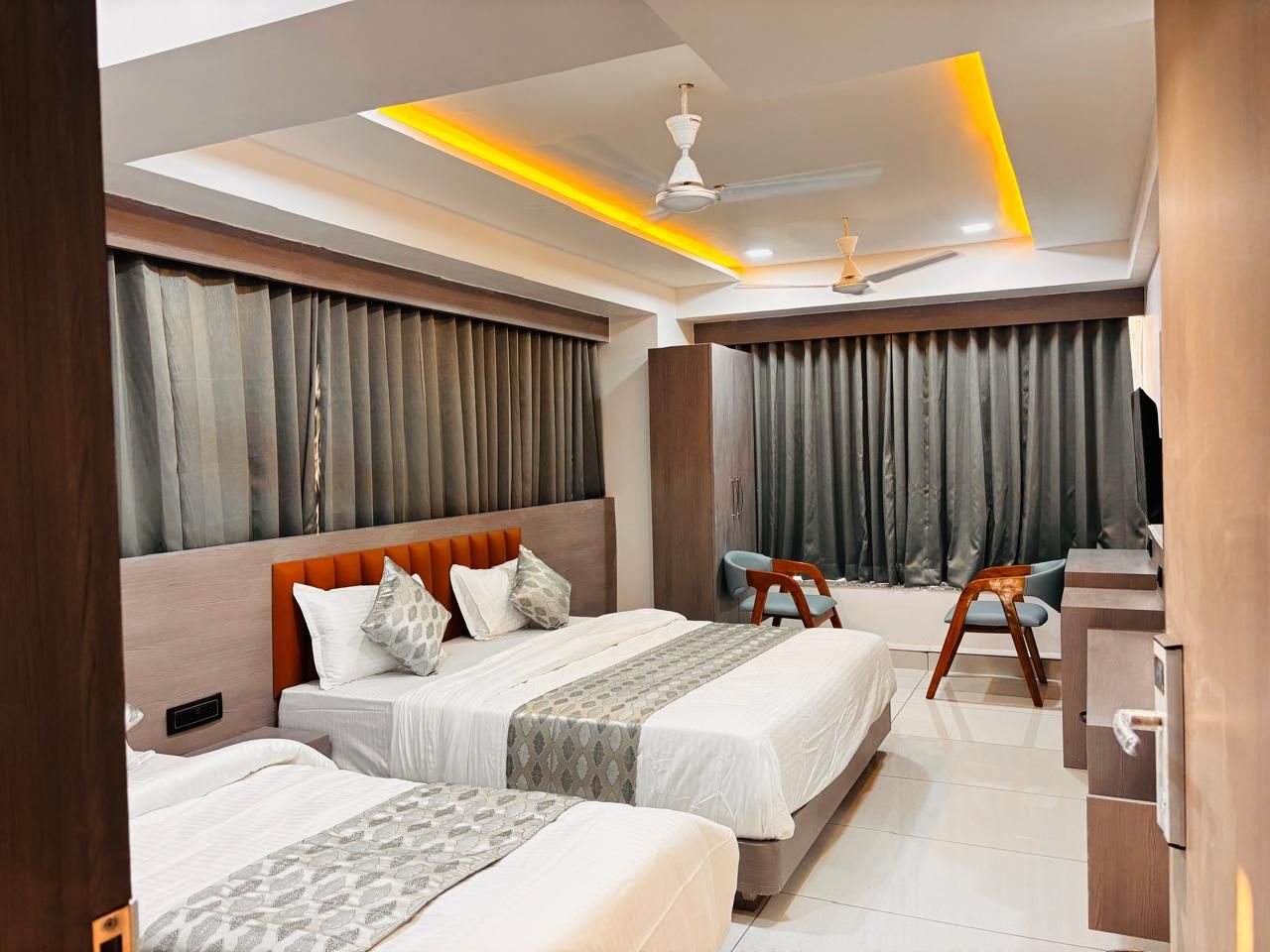 Hotel Bluzill Vadodara Three Bed Room 4