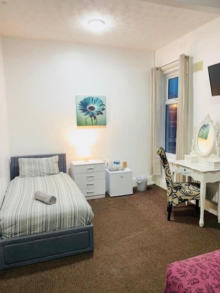 Aindale Hotel Blackpool Comfort Triple Room 6