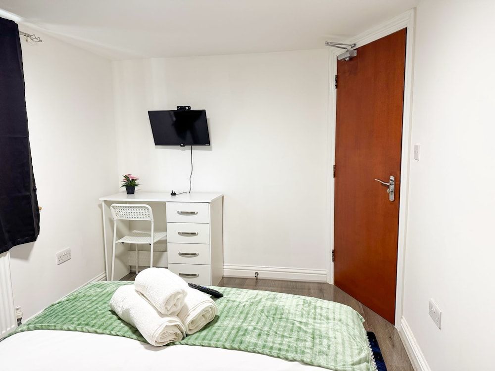 Heathrow Lodge B&B Classic Double Room, Shared Bathroom, City View 3