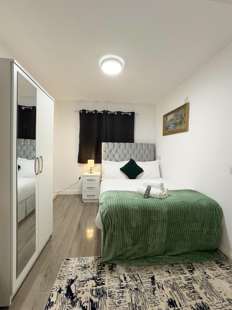 Heathrow Lodge B&B Classic Double Room, Shared Bathroom, City View 2