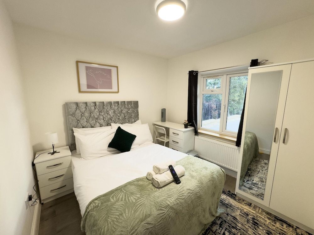 Heathrow Lodge B&B Classic Double Room, Shared Bathroom, City View