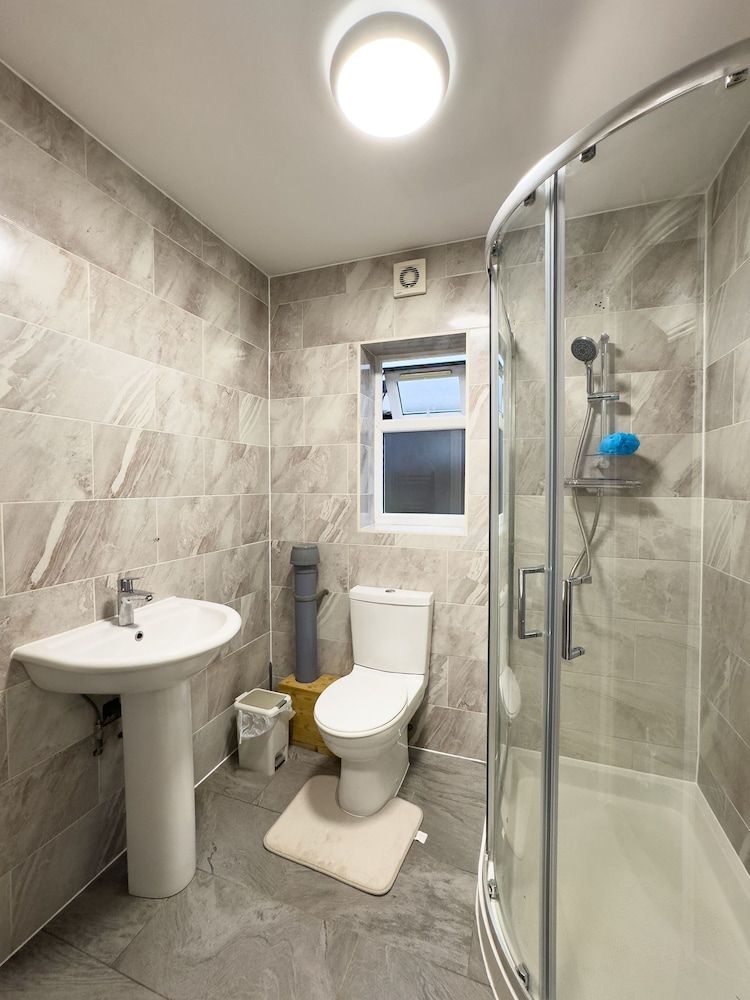 Heathrow Lodge B&B Classic Double Room, Shared Bathroom, City View 10