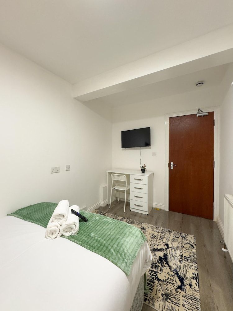 Heathrow Lodge B&B Classic Double Room, Shared Bathroom, City View 6