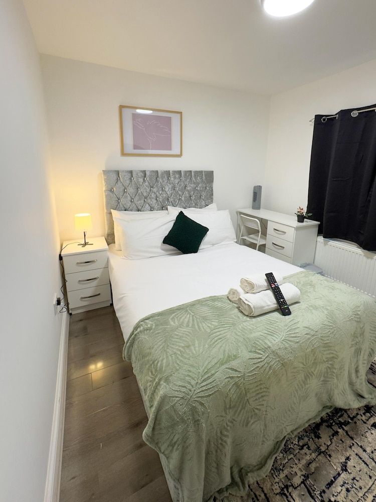 Heathrow Lodge B&B Classic Double Room, Shared Bathroom, City View 4