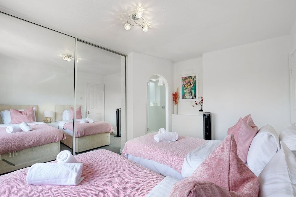 Sharp Close 4 Bedroom 2 Bath - Aylesbury