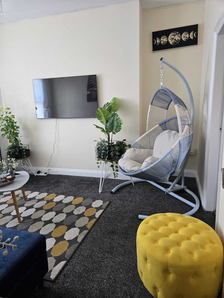 Charming Wolverhampton Apartment With Private Entrance Apartment, 2 Bedrooms, Balcony, City View 12