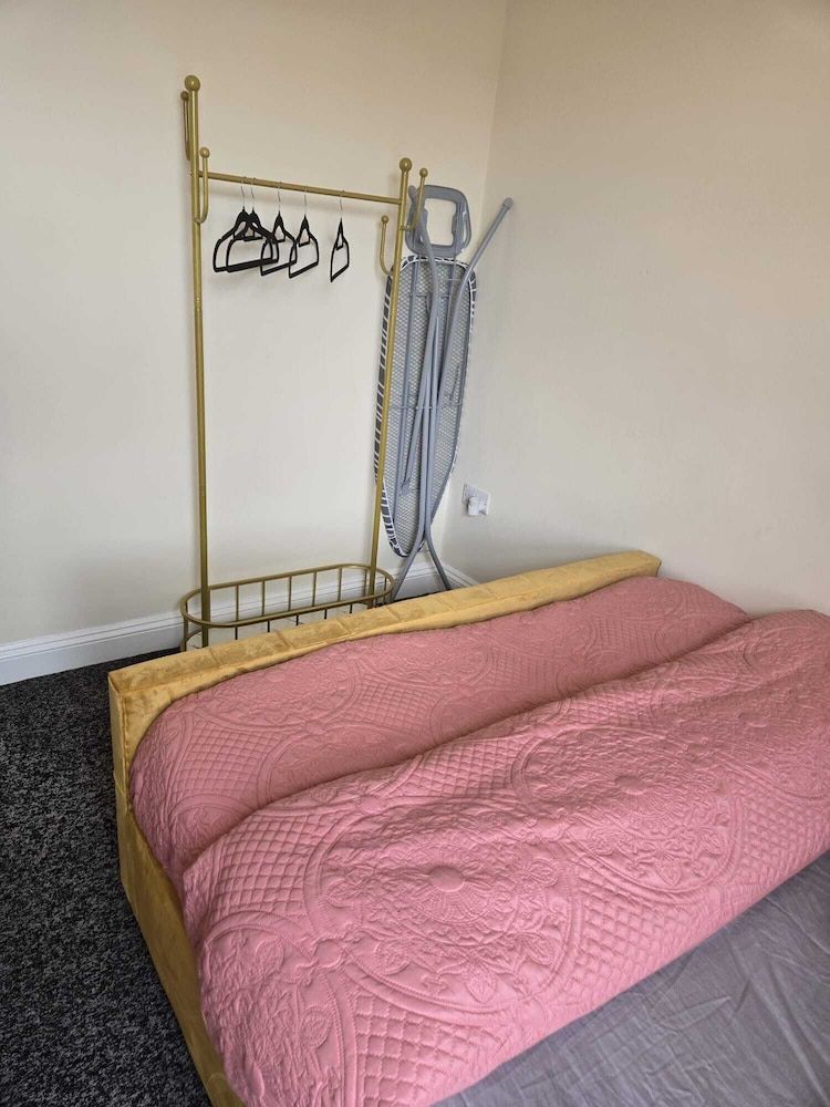 Charming Wolverhampton Apartment With Private Entrance Apartment, 2 Bedrooms, Balcony, City View 5