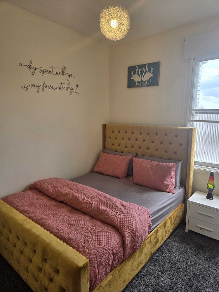 Charming Wolverhampton Apartment With Private Entrance Apartment, 2 Bedrooms, Balcony, City View 3