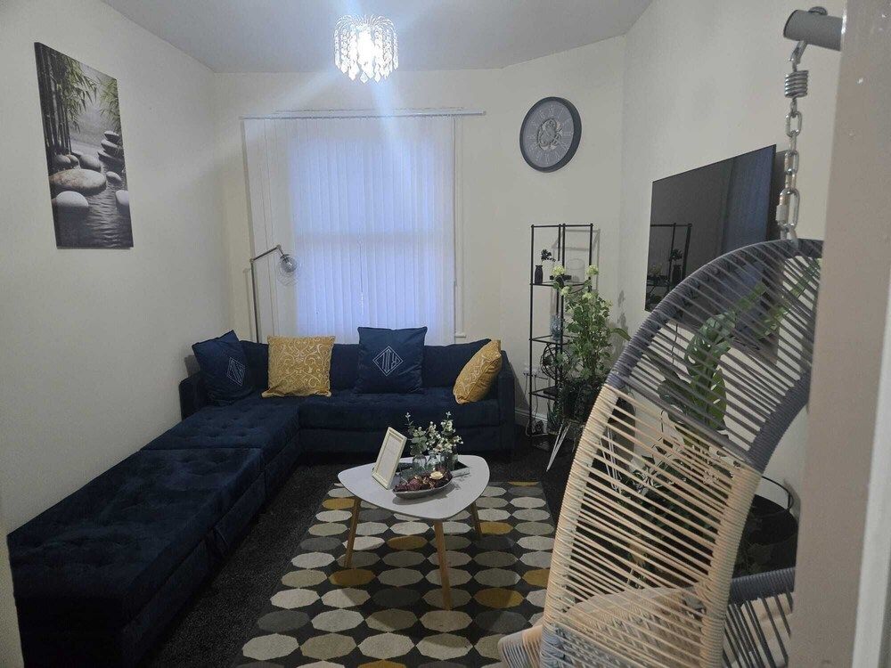 Charming Wolverhampton Apartment With Private Entrance Apartment, 2 Bedrooms, Balcony, City View 7