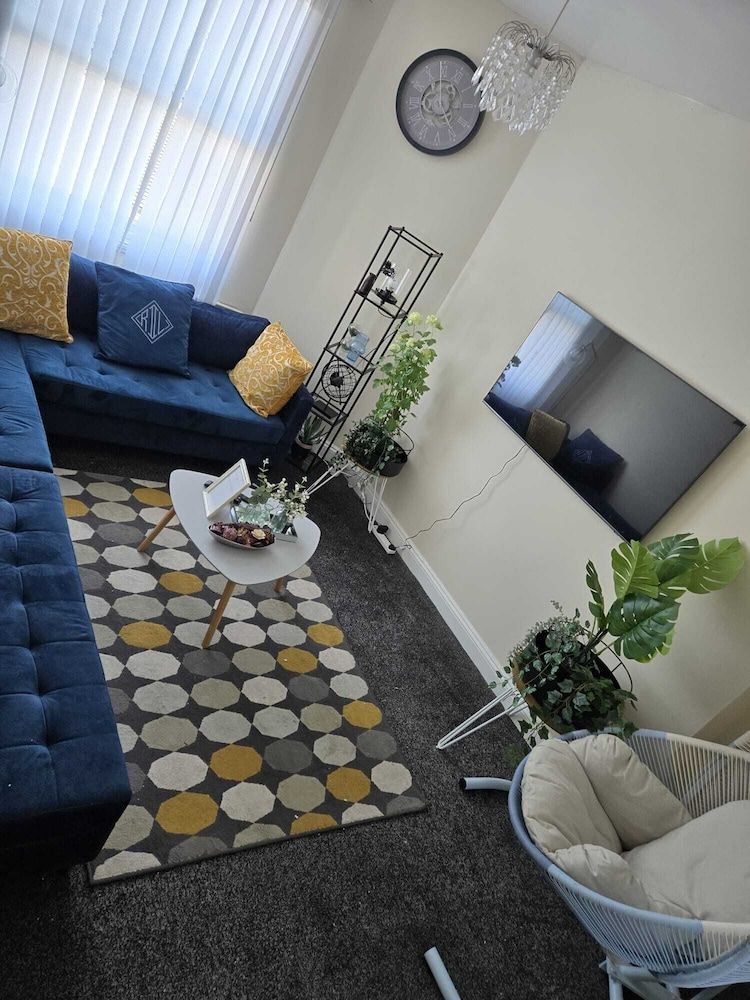 Charming Wolverhampton Apartment With Private Entrance Apartment, 2 Bedrooms, Balcony, City View 11